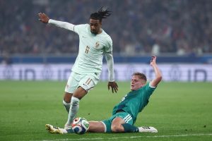 39644749123_600x400 - 實發體育 Soccer match moment as a mint-jersey attacker controls the ball while a teal-kit defender slides in to challenge.
