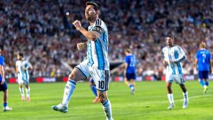 TkxBeN7gPxCNMtpEEXVOS_ccVrHeclr0KStXxCkrV8Q - 實發體育 Argentina soccer player wearing number 10 jersey celebrates on the pitch with a cheering crowd in the background.