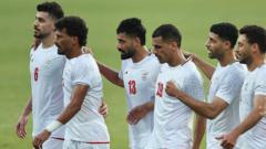 cover-7713-1781004892jpg - 實發體育 Seven male soccer players in white jerseys walk across a grassy field.