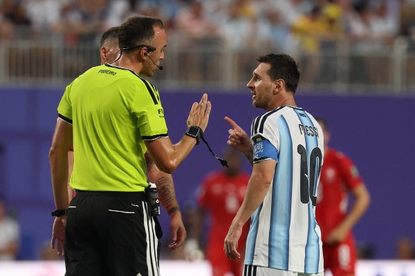 【實發世界盃】美斯怒喝葡籍球證畫面流出 瑞士爆料FIFA保送阿根廷陰謀論引發實發奪冠賠率震盪