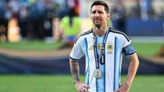cover-8878-1784592131jpg - 實發體育 Argentine footballer in a blue-and-white jersey on a soccer field with a gold medal around his neck.