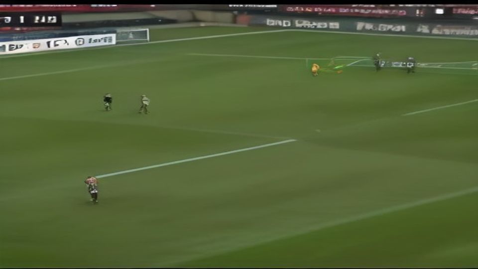 cover-9145-1785978036jpg - 實發體育 Soccer field during a match: a player in red and white near the foreground, two players running toward the center, and the goalie near the goal in the background with advertising boards around.